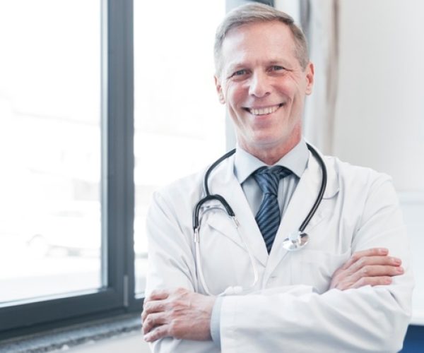 medico-de-familia-em-um-consultorio-medico_23-2148168436 (1)